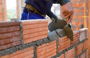 الحق في السكن في مهب الريح: أزمة رخص البناء تعيق تطلعات سكان آيت ملول.