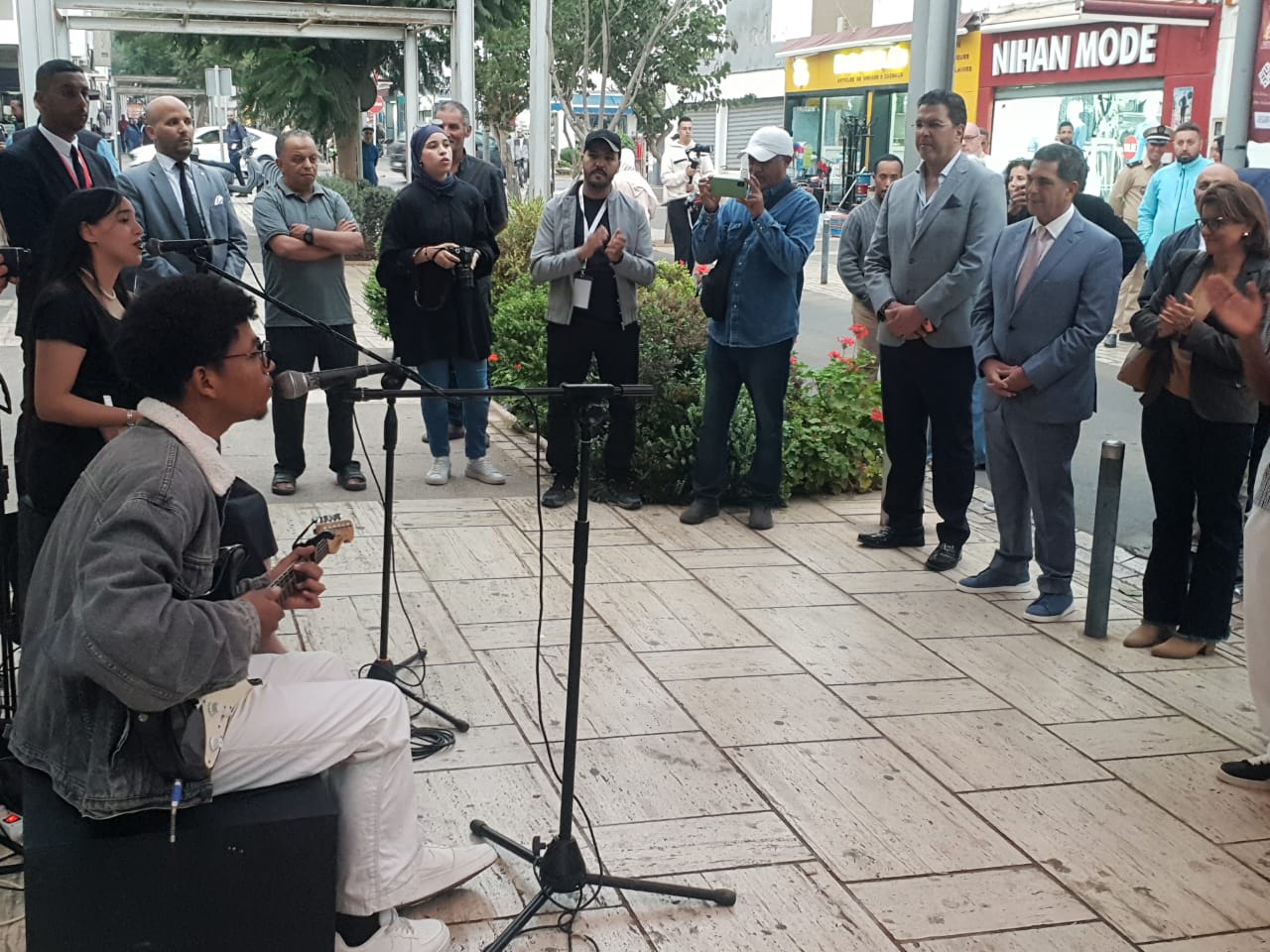 والي جهة سوس ماسة يشارك ساكنة أكادير عروض المهرجان الدولي “تالكَيتارت” في دورته الثالثة