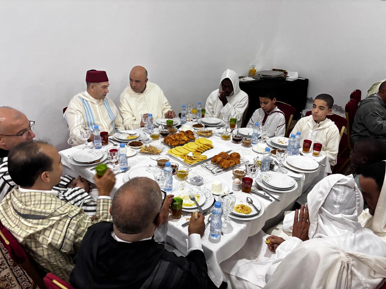 والي جهة سوس ماسة يشارك في إفطار رمضاني لفائدة طلبة القرآن والفقه بالدراركة
