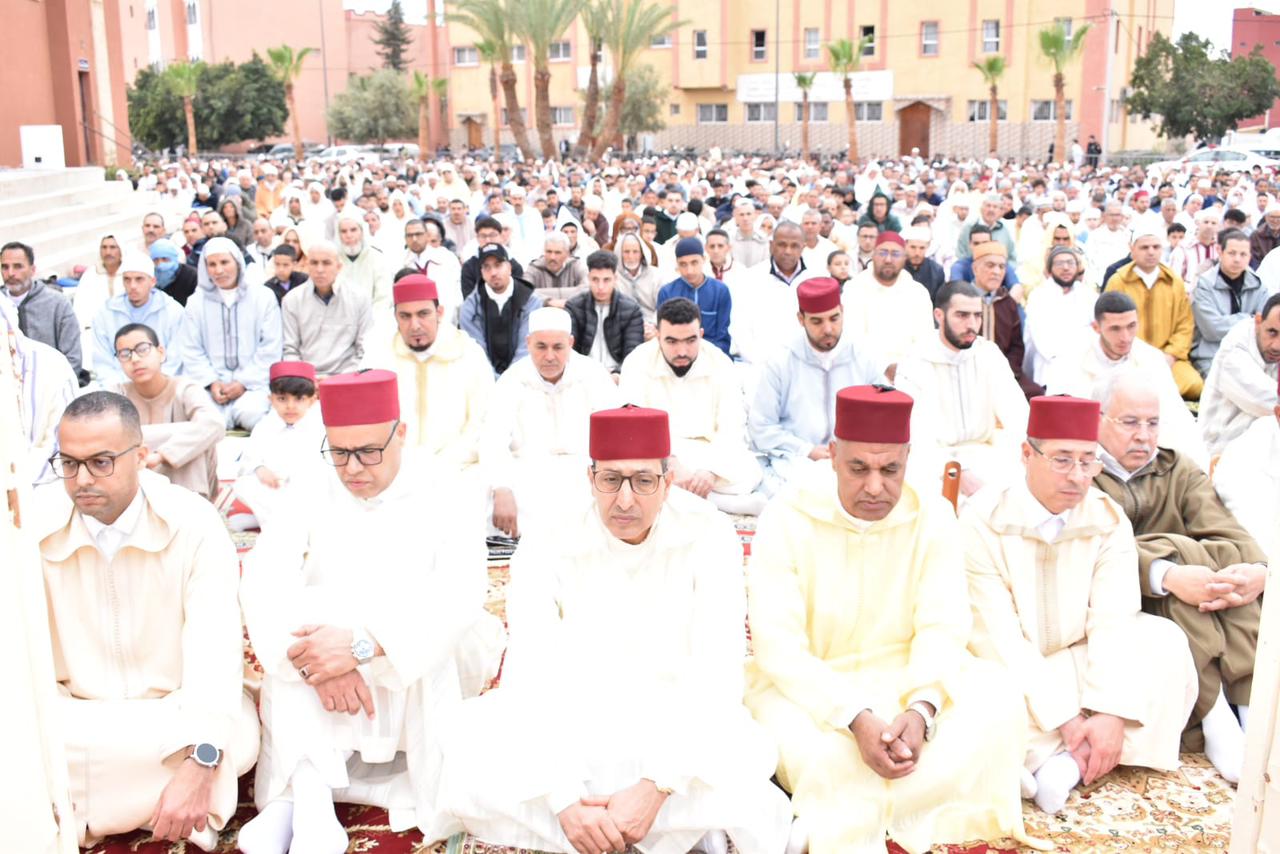 في أجواء إيمانية خاشعة.. عامل إقليم اشتوكة أيت باها يشارك ساكنة “بيوكرى” فرحة العيد بمصلى الإمام الجزولي