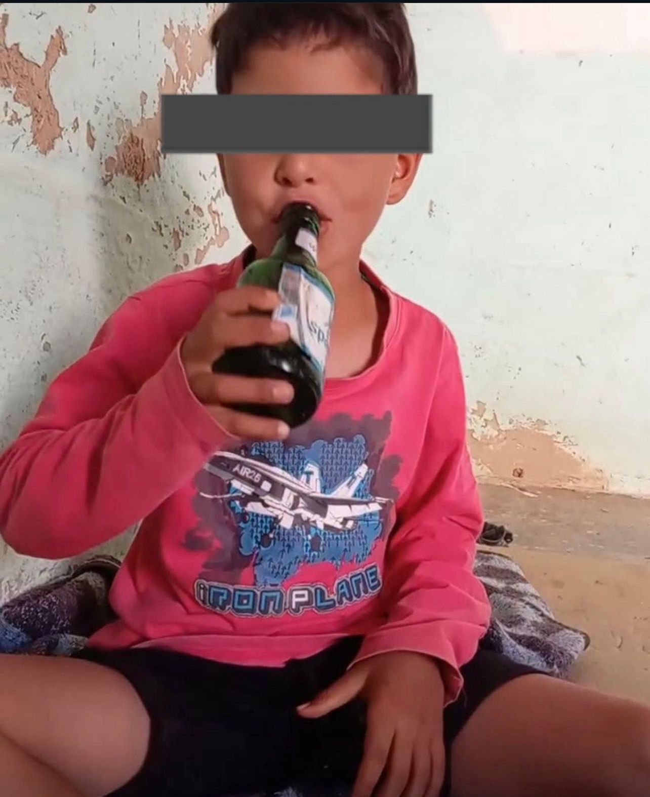 توقيف شخص بضواحي الريش بعد ظهوره في فيديو وهو يقدم مواد كحولية لطفل قاصر