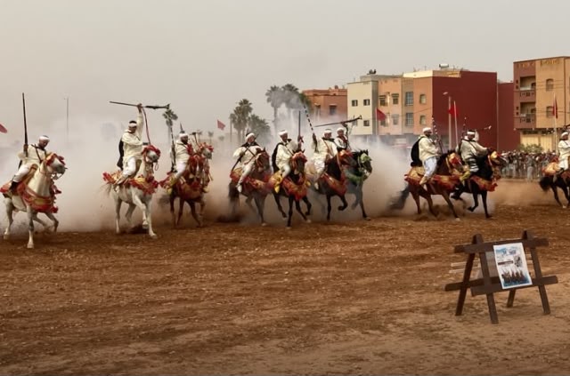 انطلاق عروض التبوريدة بمهرجان “تيمزار” بتيزنيت وسط حضور جماهيري غفير وأجواء تراثية ساحرة